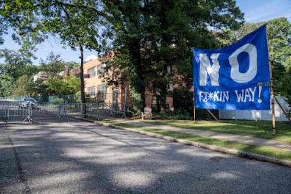 A sign placed by neighbors protests the presence of migrants in the district of Staten Island (New York), in September 2023.
