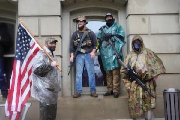 Manifestantes armados protestan co<em></em>ntra las medidas para evitar co<em></em>ntagios de Covid-19 en Michigan, en mayo de 2020.