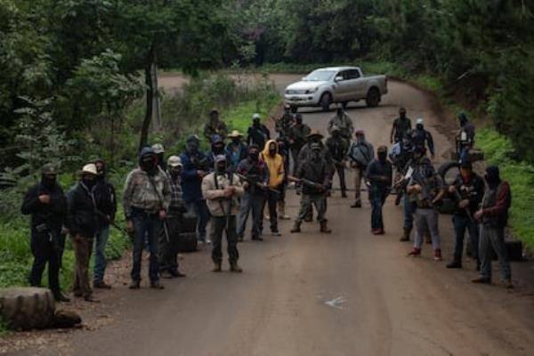 Integrantes de una autodefensa llamada Pueblos Unidos impo<em></em>nen un retén en Ario de Rosales (Estado de Michoacán), en 2021.
