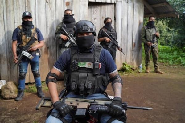 Integrantes del Cártel Jalisco Nueva Generación en un campamento de entrenamiento, en las montañas de Michoacán, en 2022.