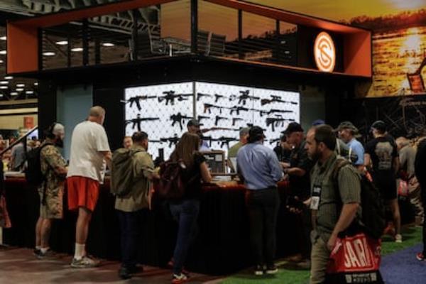 Clientes en la expo anual de la Asociación Nacio<em></em>nal del Rifle (NRA, por sus siglas en inglés), en Dallas, el 17 de mayo.