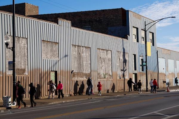 Tiendas de campaña blancas en la zona de llegada de inmigrantes de Chicago, el 18 de marzo de 2024
