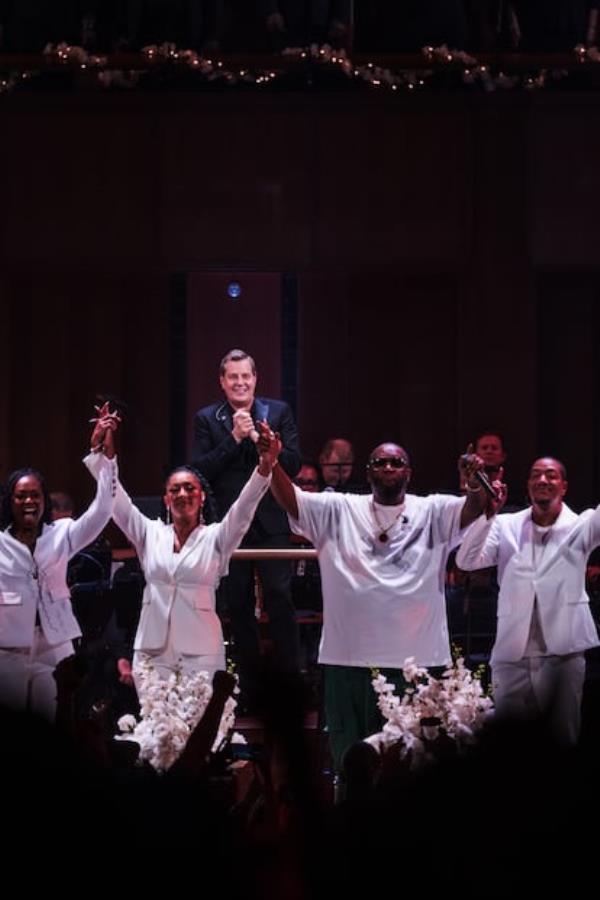 Killer Mike, segundo por la derecha, saluda al final del co<em></em>ncierto agarrado a sus coristas, con el director de orquesta Steven Reineke al fondo, el pasado martes en el Kennedy Center, en Washington.