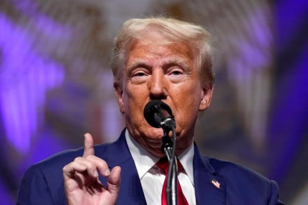 Former U.S. president Do<em></em>nald Trump is seen speaking in Detroit.