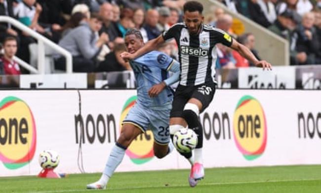 Newcastle’s Lloyd Kelly holds off Wilson Odobert, one of Tottenham’s summer signings.
