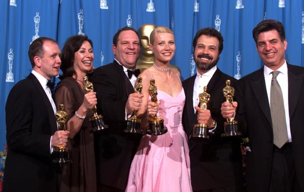Weinstein with the cast of “Shakespeare In Love” at the 1999 Academy Awards.