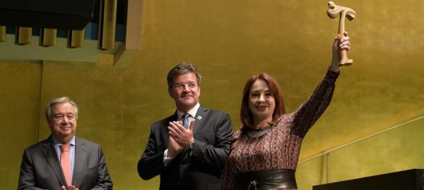 María Fernanda Espinosa Garcés (right), President of the 73rd General Assembly session, holds the gavel after the handover from Miroslav Lajčák (centre), President of the 72nd session, with Secretary-General António Guterres in 2018. (file)