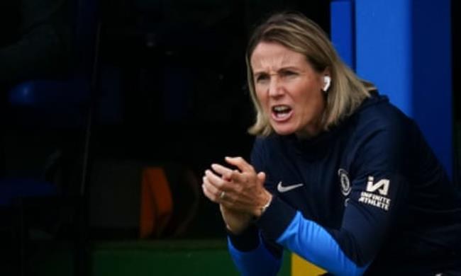 So<em></em>nia Bompastor instructs Chelsea’s players during a training session