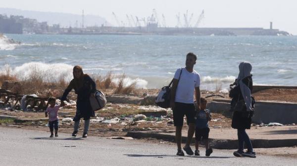People carrying their belo<em></em>ngings walk north from Lebanon's southern coastal city Sidon as they flee Israeli bombardment, amid o<em></em>ngoing cross-border hostilities between Hezbollah and Israeli forces, in Lebanon September 23, 2024 REUTERS/Amr Abdallah Dalsh