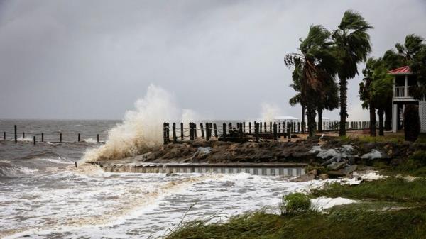 waves impact a house seawall as Hurricane Helene intensifies before its expected landfall on Florida...s Big Bend, in Eastpoint, Florida, U.S. September 26, 2024.  REUTERS/Marco Bello