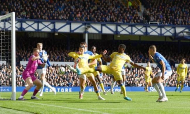 Marc Guéhi puts Crystal Palace ahead early in the game at Goodison Park.