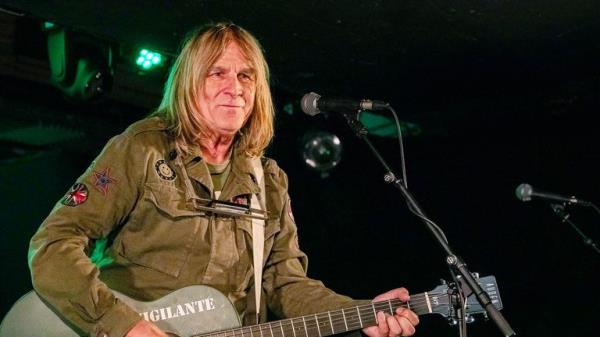 Mike Peters performing at Oran Mor Glasgow in 2023.
Pic:Shutterstock