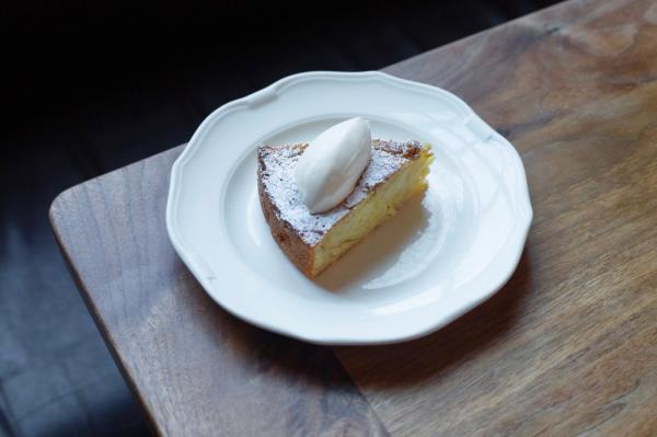 Le Crocodile: Apple Cake