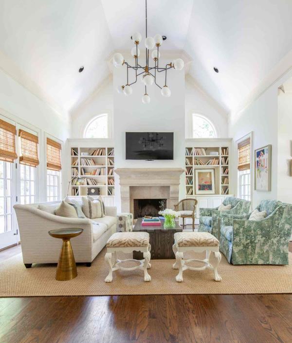 traditio<em></em>nal decorated living room