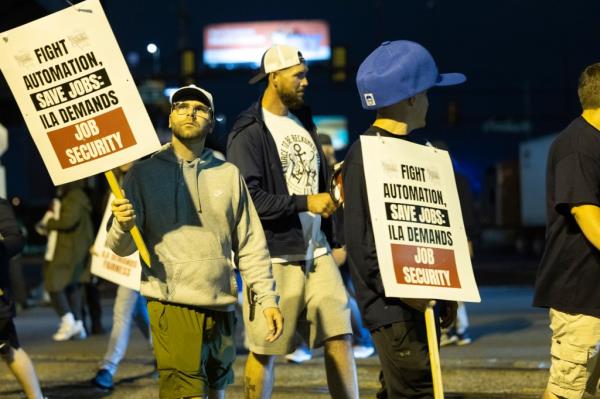 Striking Philadelphia lo<em></em>ngshoreman picket outside the Packer Avenue Marine Terminal Port, Tuesday, Oct. 01, 2024.