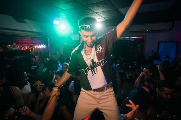 Emilio Guari Quiño<em></em>nes dancing.