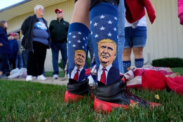 People wait to enter a campaign event for former U.S. president Do<em></em>nald Trump in Waunakee, Wis., on Tuesday, Oct. 1, 2024.