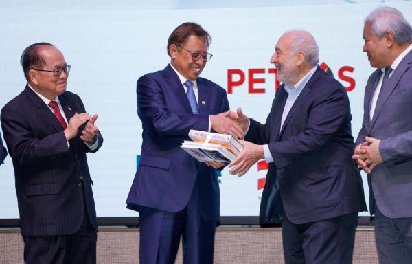 Economist Prof Joseph Stiglitz (second right) presenting a collection of books to Sarawak Premier Tan Sri Abang Johari Openg at the Sarawak Future Forum. - ZULAZHAR SHEBLEE/The Star 