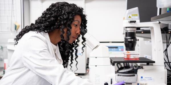 Sigourney Bo<em></em>nner looks down a microscope