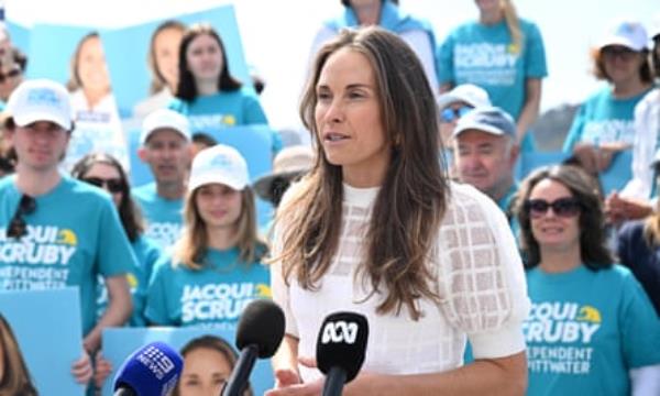 Jacqui Scruby, the Teal independent candidate in the Pittwater byelection, speaks in front of a crowd in Sydney.