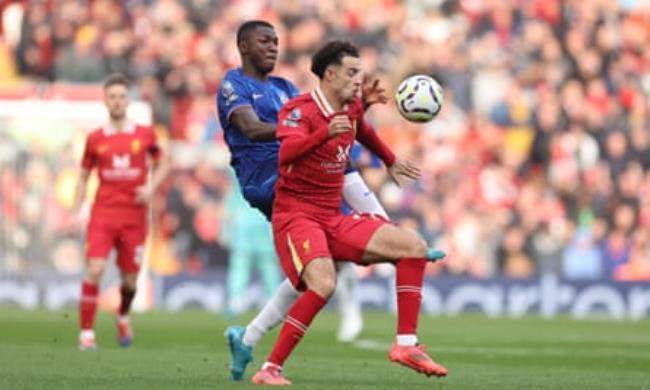 Curtis Jones, right, battles for possession with Moisés Caicedo during an excellent performance by the Liverpool midfielder against Chelsea
