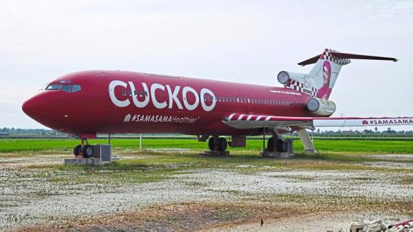 The jet airli­ner landmark in the middle of a padi field signals your arrival in Sekinchan ‘A’.