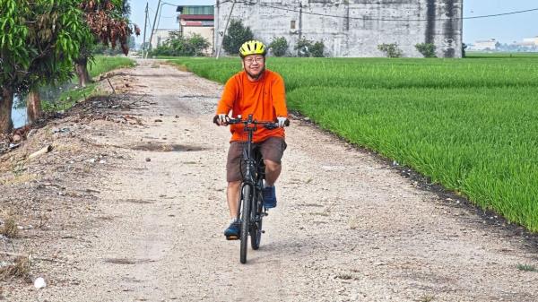 Riding along an unpaved path in Sekinchan.