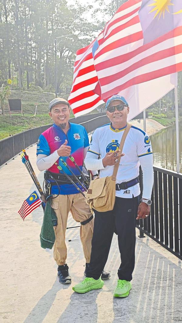 Malaysians Sahairi (left) and Hatri dominated in the adult Barebow division, clinching the top two podium spots.