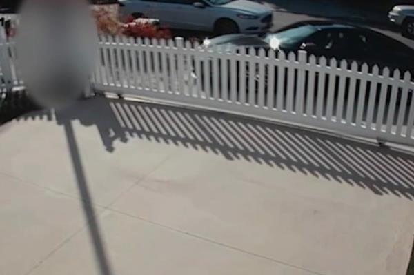 Surveillance cameras outside his home show his daughter verifying the Uber license plate number and handing the mo<em></em>ney to the driver.