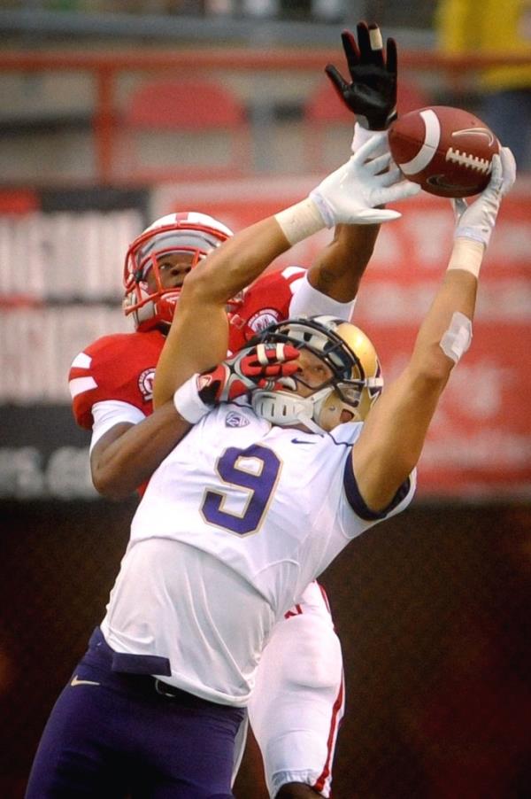 Aguilar catching a pass in college.
