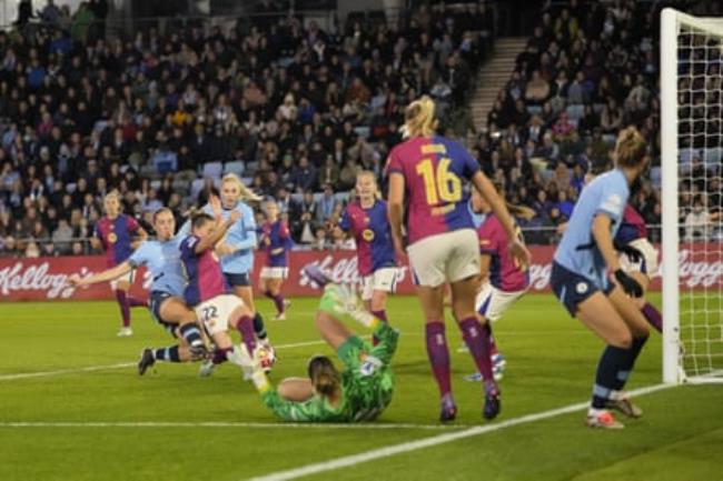 Naomi Layzell scores against Barcelona to put Manchester City en route to a famous win against the Women’s Champions League holders.