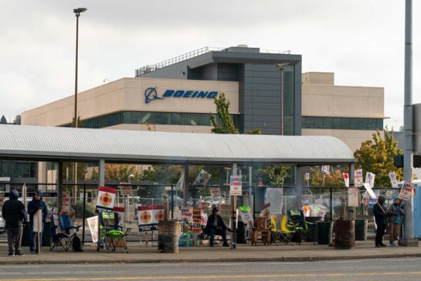 Vote to co<em></em>ntinue strike exposes Boeing workers’ anger over lost pensions