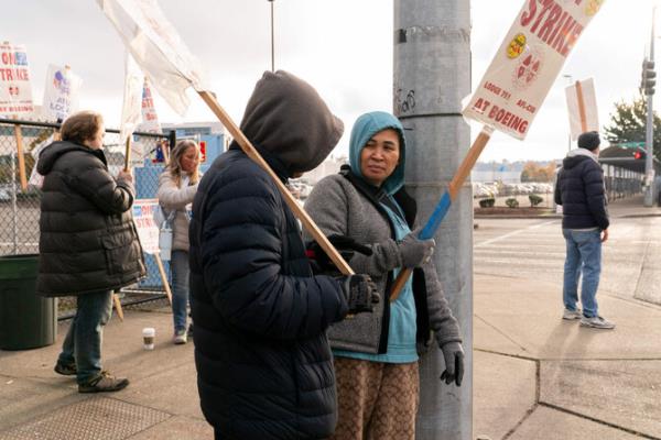 Vote to co<em></em>ntinue strike exposes Boeing workers’ anger over lost pensions