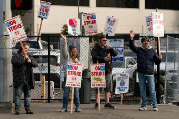 Vote to co<em></em>ntinue strike exposes Boeing workers’ anger over lost pensions
