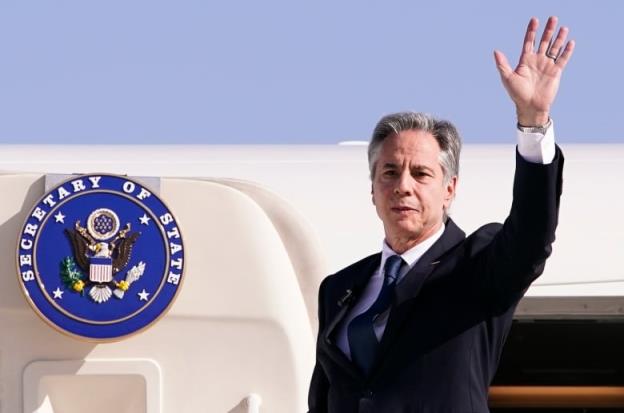 U.S. Secretary of State Antony Bl<em></em>inken waves,