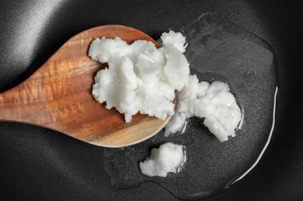 coco<em></em>nut oil in frying pan