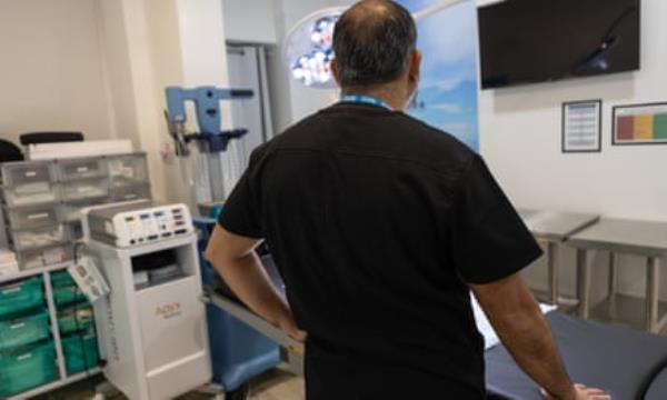 Mohammad (from behind) in operating theatre