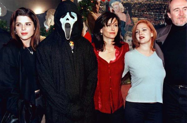 Neve Campbell, Ghostface, Courteney Cox, Drew Barrymore and Wes Craven.