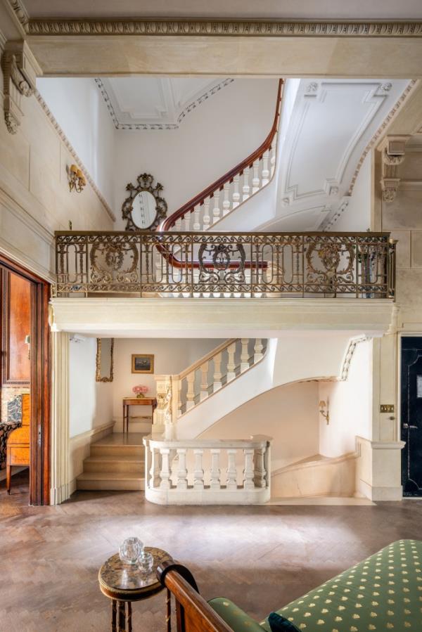 A double height living room and a gallery wher<em></em>e you can oversee your guests