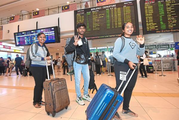 FromL-R,  Students Jivashni,Yisvern and Kishantini catching their bus back home for Deepavali at Terminal Bersepadu Selatan (TBS). . —AZHAR MAHFOF/The Star