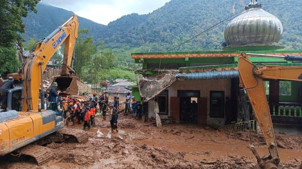Rescuers search for victims after a landslide that killed a number of people and left some others missing in Karo, North Sumatra, Indonesia.
Pic: AP