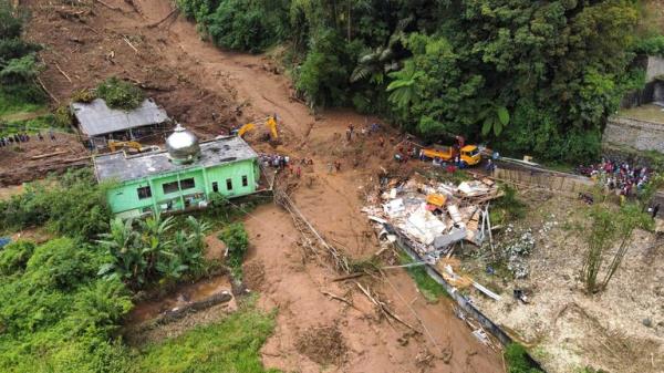 Rescuers search for victims after a landslide that killed a number of people and left some others missing in Karo, North Sumatra, Indonesia.
Pic: AP